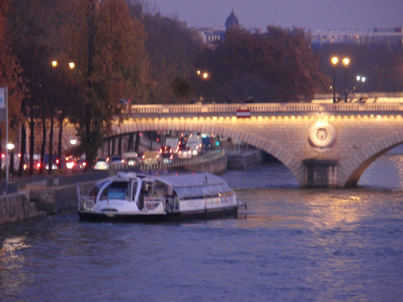 Ăn tối khi đi du thuyền sông Seine